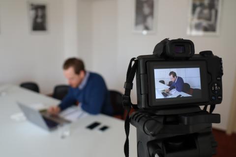 Štěpán Drahokoupil sedí u počítače a je natáčen na kameru